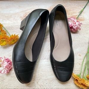 SOLD🎞 Darling little Clarks block heel black leather classic work heels 🎞